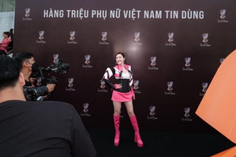 Bảo thy tự tin trước ống kính phòng viên