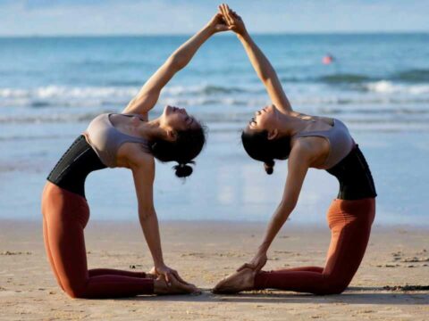 tập yoga với gen nịt bụng latex